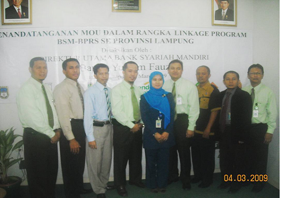 <p>Penandatangnan MoU linkage program dengan Bank Syariah Mandiri</p>
