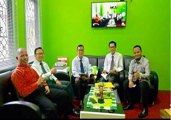<p>Dirut PT. BPRS Kotabumi menerima kunjungan dari ketua DPW Asbisindo Lampung beserta rombongan</p>