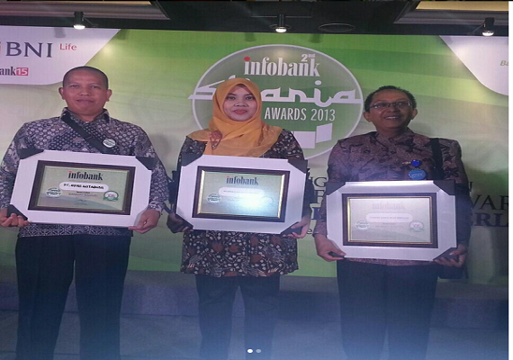 <p>Penerimaan penghargaan Infobank Award 2013</p>
